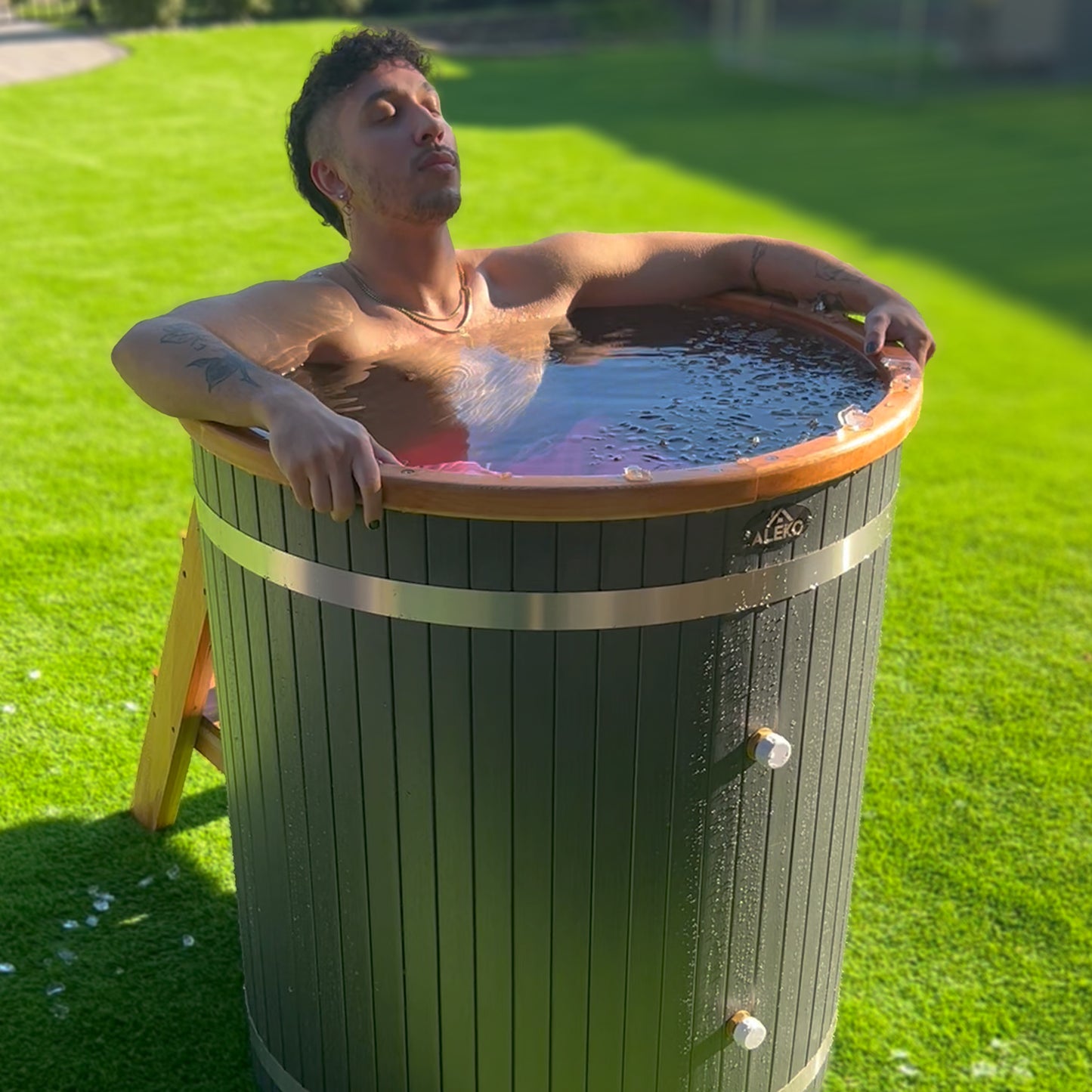 Cold Therapy 1 Person Ice Bath Plunge 33.5" X 31.5" Red Cedar Tub